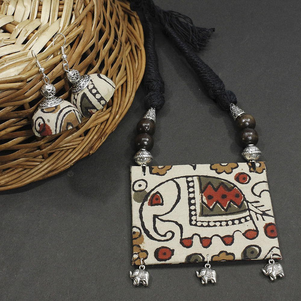 Fashion accessory,Bag,Handbag,Font,Textile,Jewellery,Necklace,Leather,Ornament,Metal