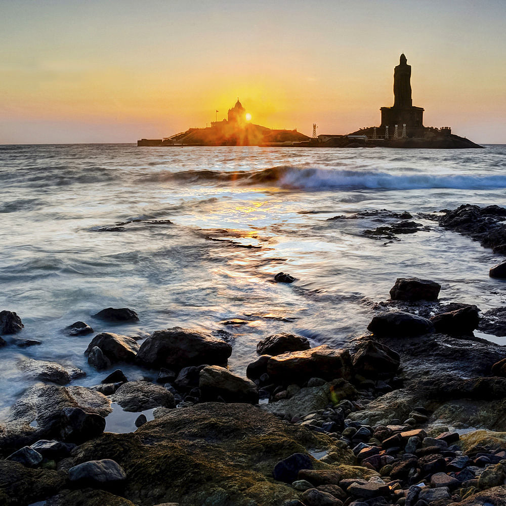 Body of water,Sky,Sea,Coast,Shore,Ocean,Horizon,Water,Sunset,Wave