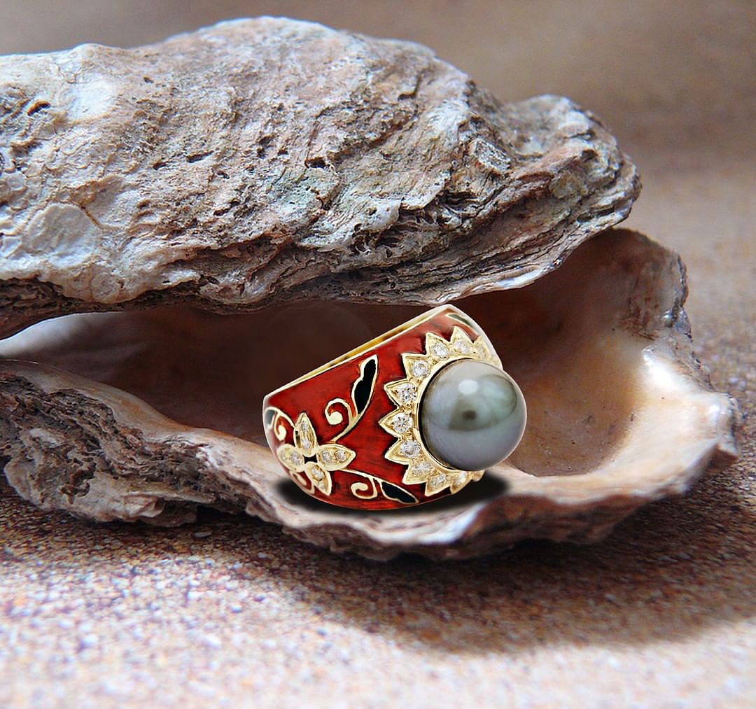 Pearl,Fashion accessory,Jewellery,Rock,Silver,Gemstone,Natural material,Ring,Bivalve,Shell