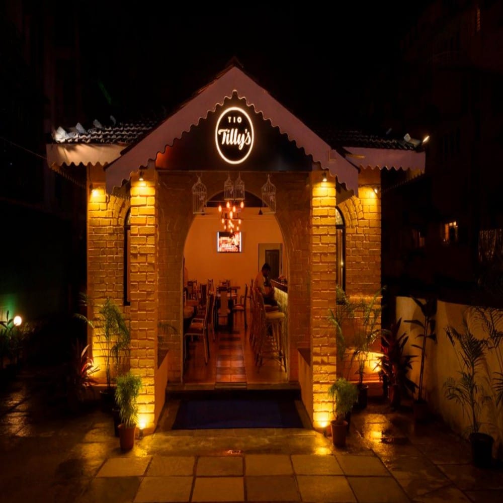 Lighting,Night,Building,Landscape lighting,Architecture,House,Home,Arch,Facade