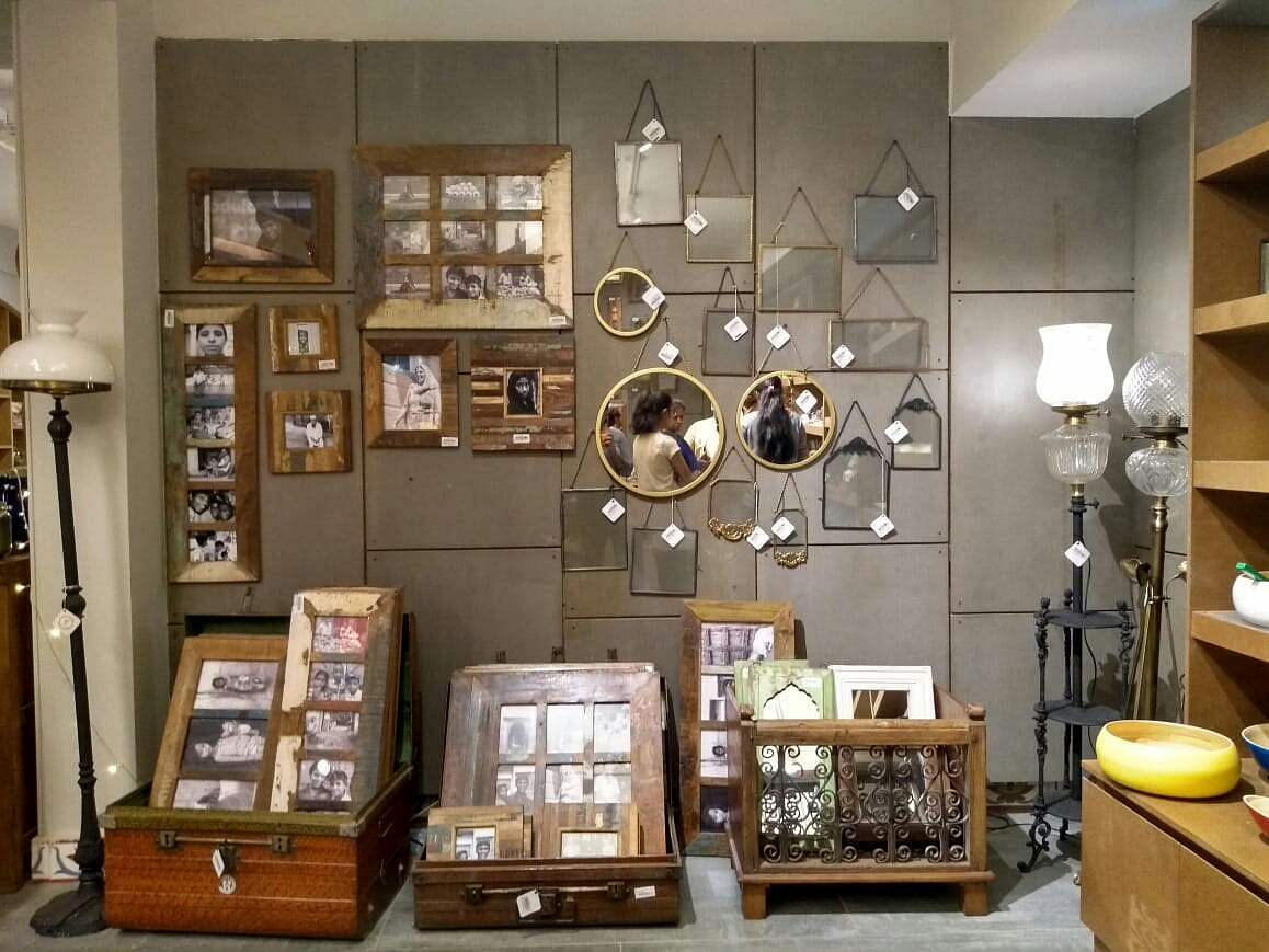 Display case,Room,Furniture,Interior design,Shelf,Building,Shelving,Collection,Living room,Cabinetry