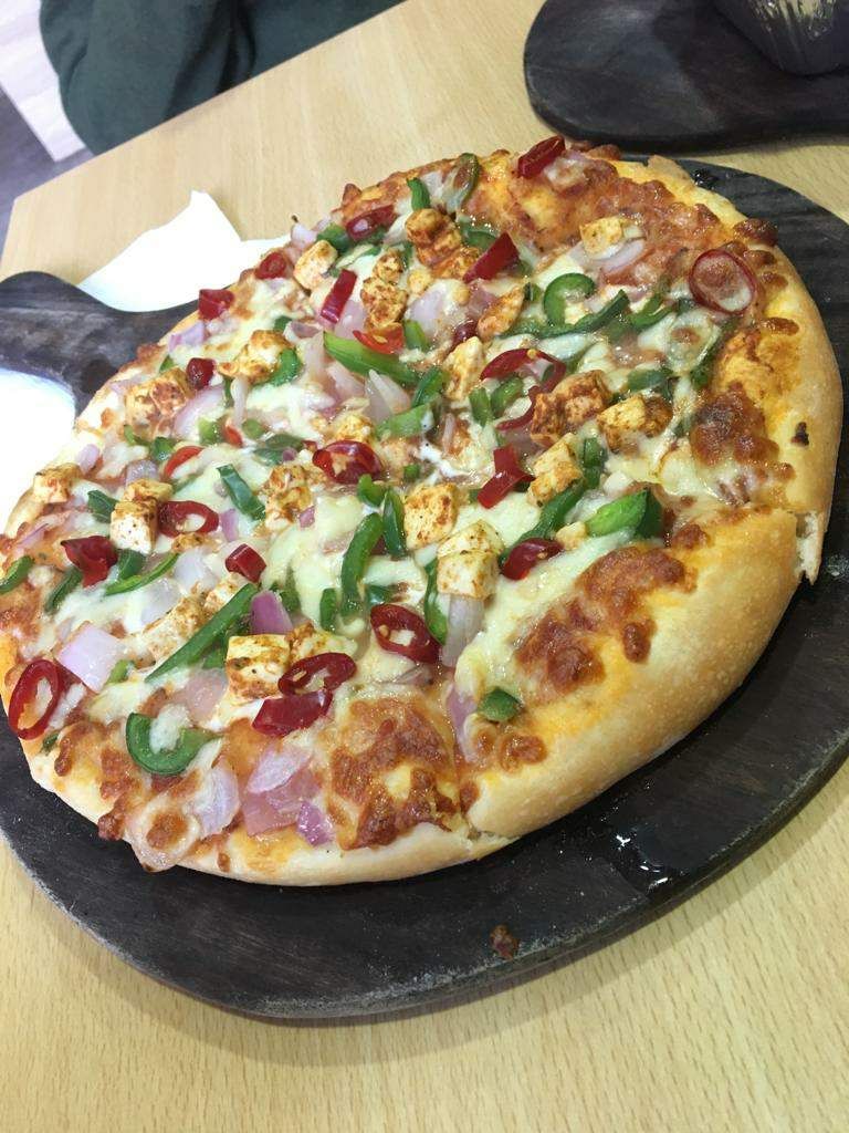 Dish,Food,Cuisine,Pizza,California-style pizza,Ingredient,Flatbread,Tarte flambée,Pizza cheese,Fast food