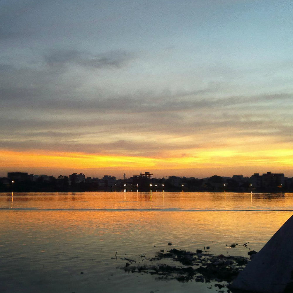 Sky,Body of water,Horizon,Afterglow,Sunset,Cloud,Water,Dusk,Evening,Sunrise