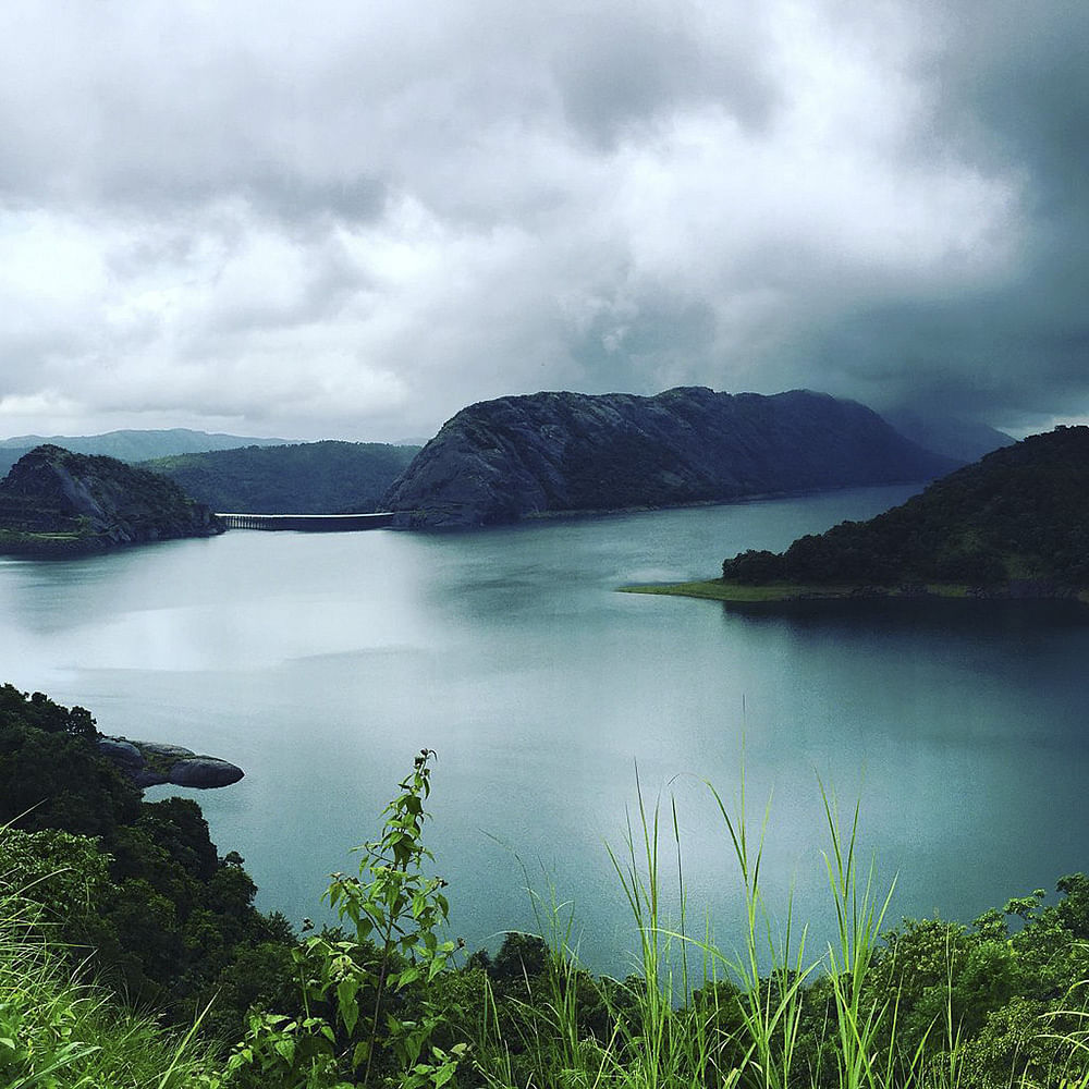 Body of water,Nature,Highland,Sky,Water resources,Water,Natural landscape,Lake,Green,Mountain