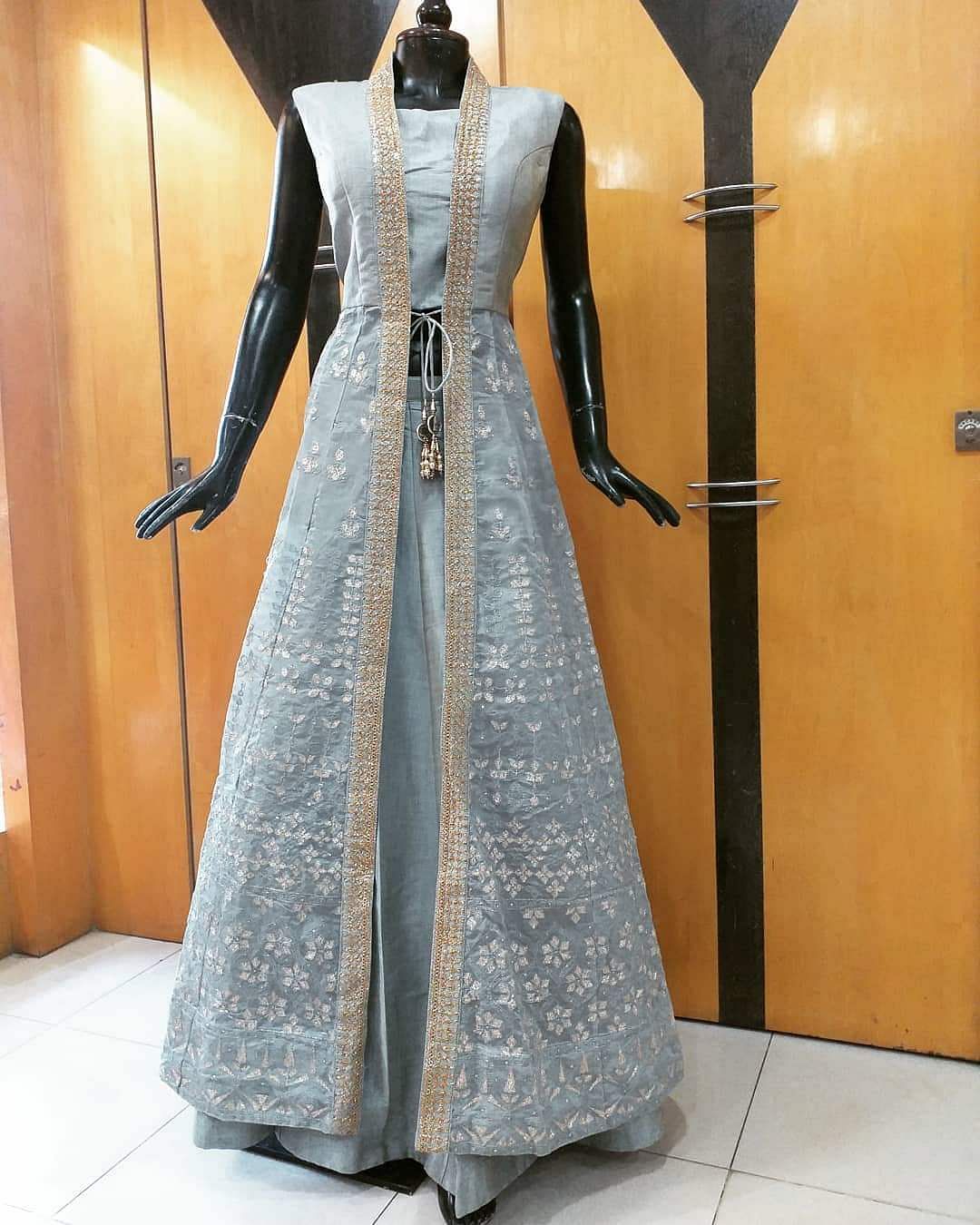 Clothing,Dress,Gown,Formal wear,Fashion,Lady,Outerwear,Victorian fashion,Costume design,Sleeve