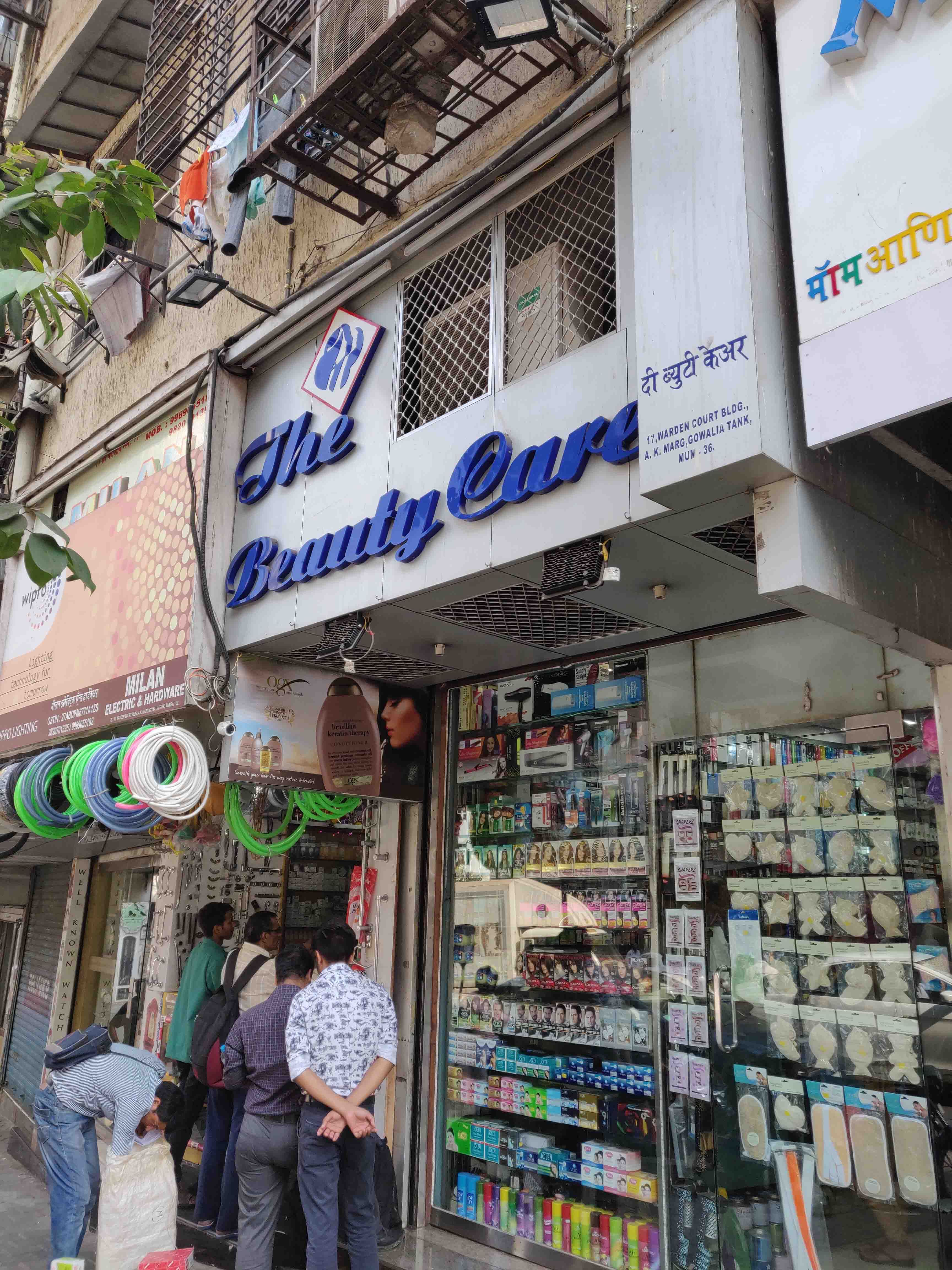 Building,Retail,Shopping,Convenience store,Outlet store,Bazaar,Selling,Service,Trade,Street