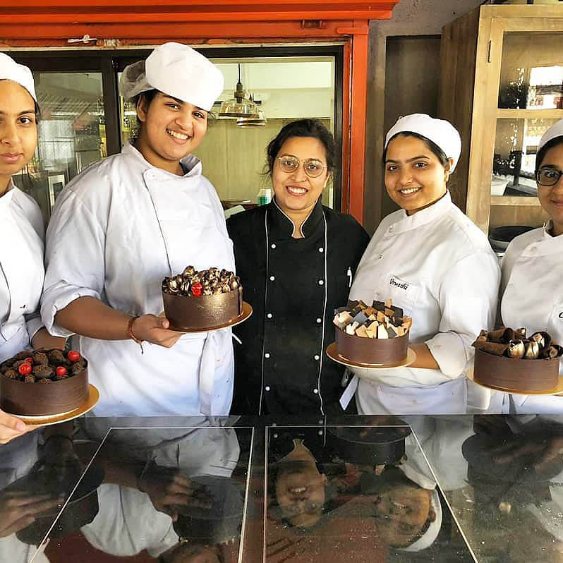 Cook,Chef,Pastry chef,Chief cook,Cooking,Culinary art,Food,Uniform,Baker,Team