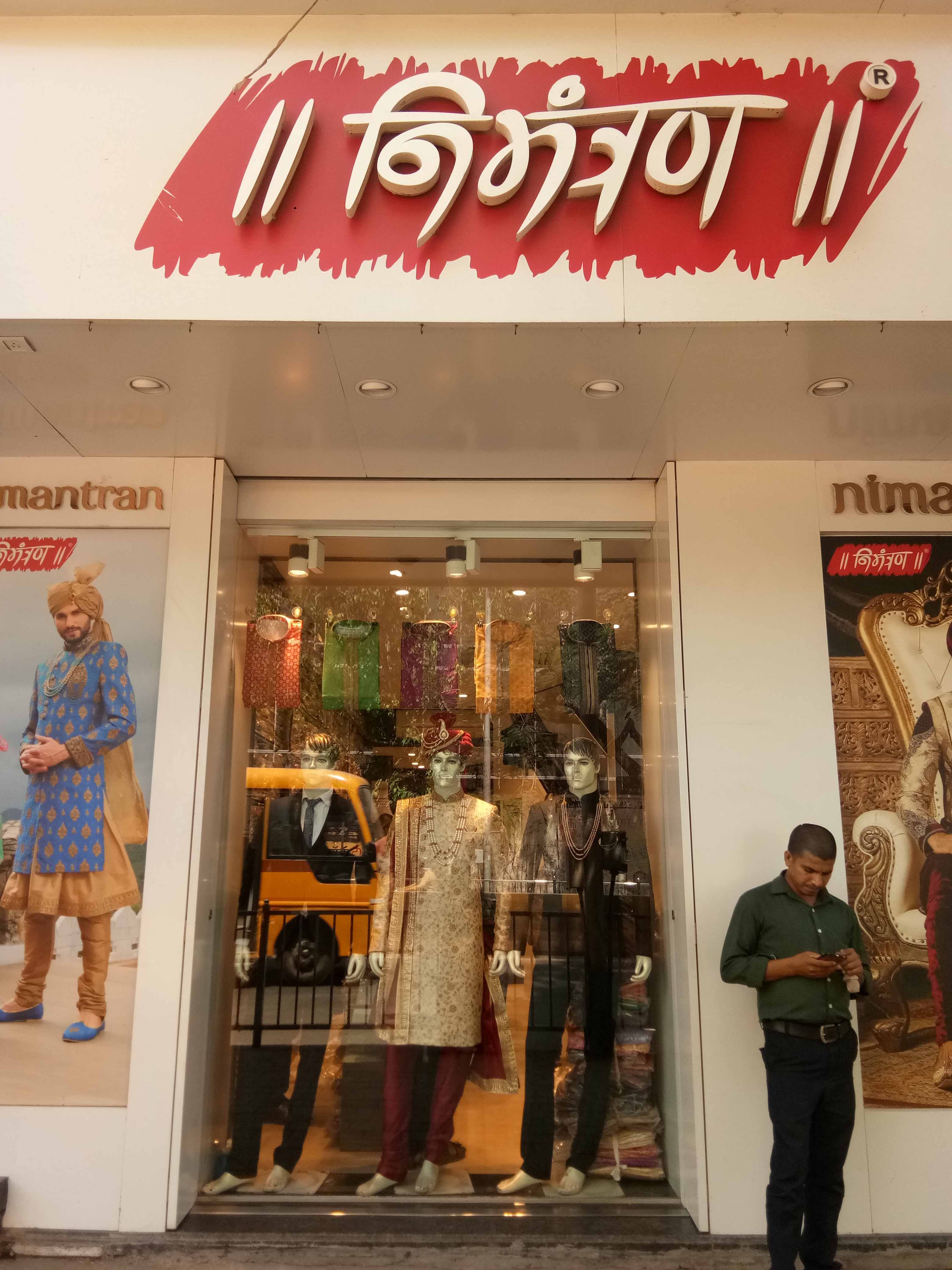 Display window,Outlet store,Boutique,Retail,Building,Shopping