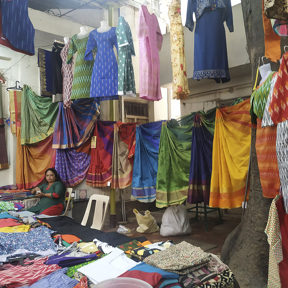 Selling,Bazaar,Market,Public space,Textile,Marketplace,Room,Boutique,Flea market,Building