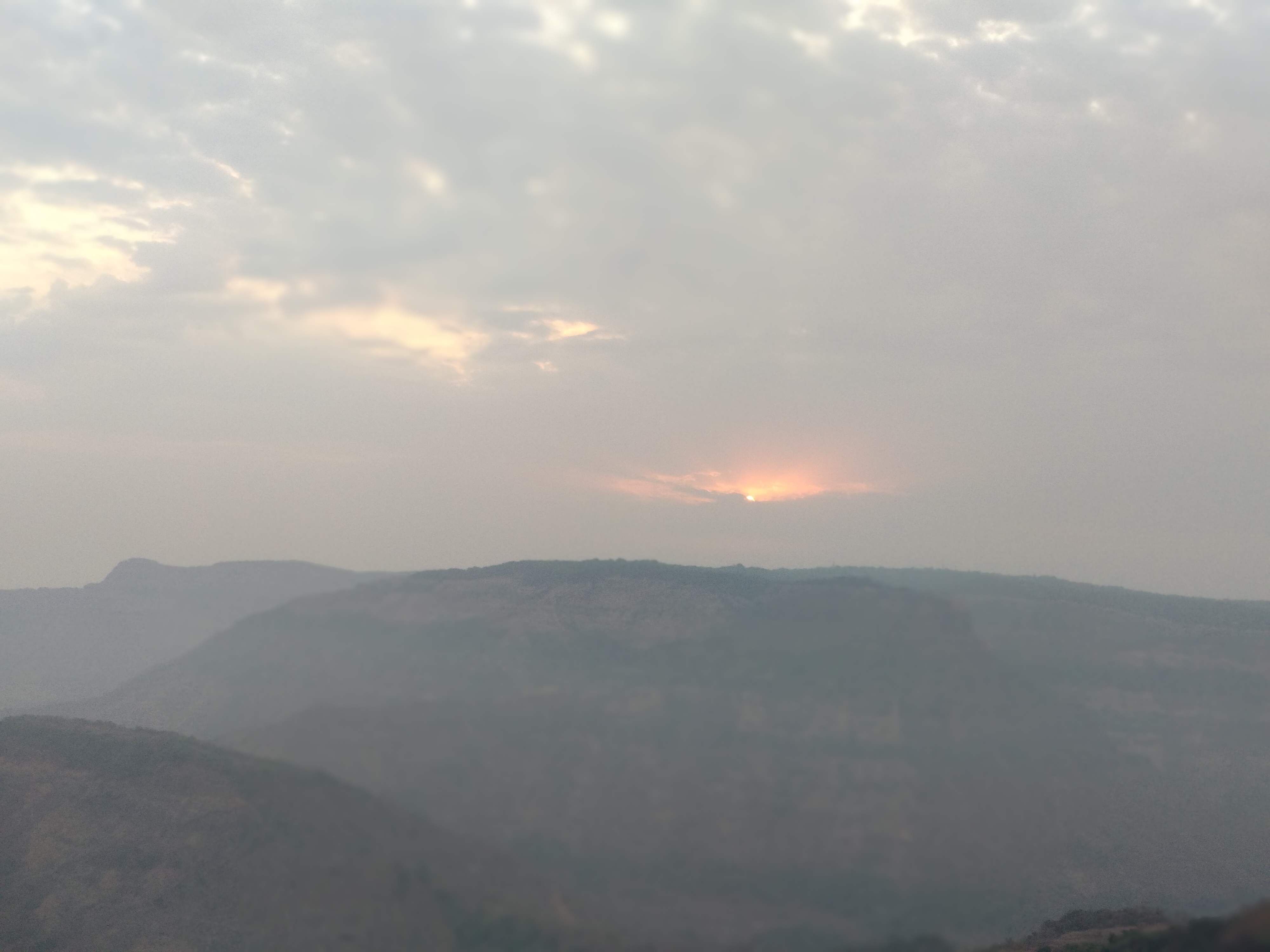 Sky,Highland,Cloud,Atmospheric phenomenon,Mountainous landforms,Morning,Hill,Mountain,Hill station,Horizon