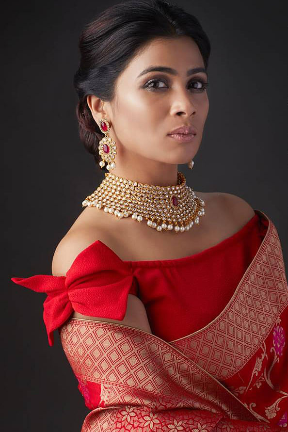 Red,Beauty,Lady,Maroon,Jewellery,Photo shoot,Fashion model,Neck,Fashion accessory,Formal wear