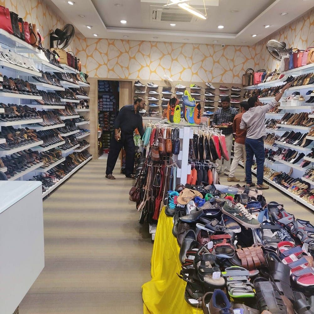 Footwear,Outlet store,Product,Retail,Shoe store,Building,Shoe,Athletic shoe,Customer,Aisle