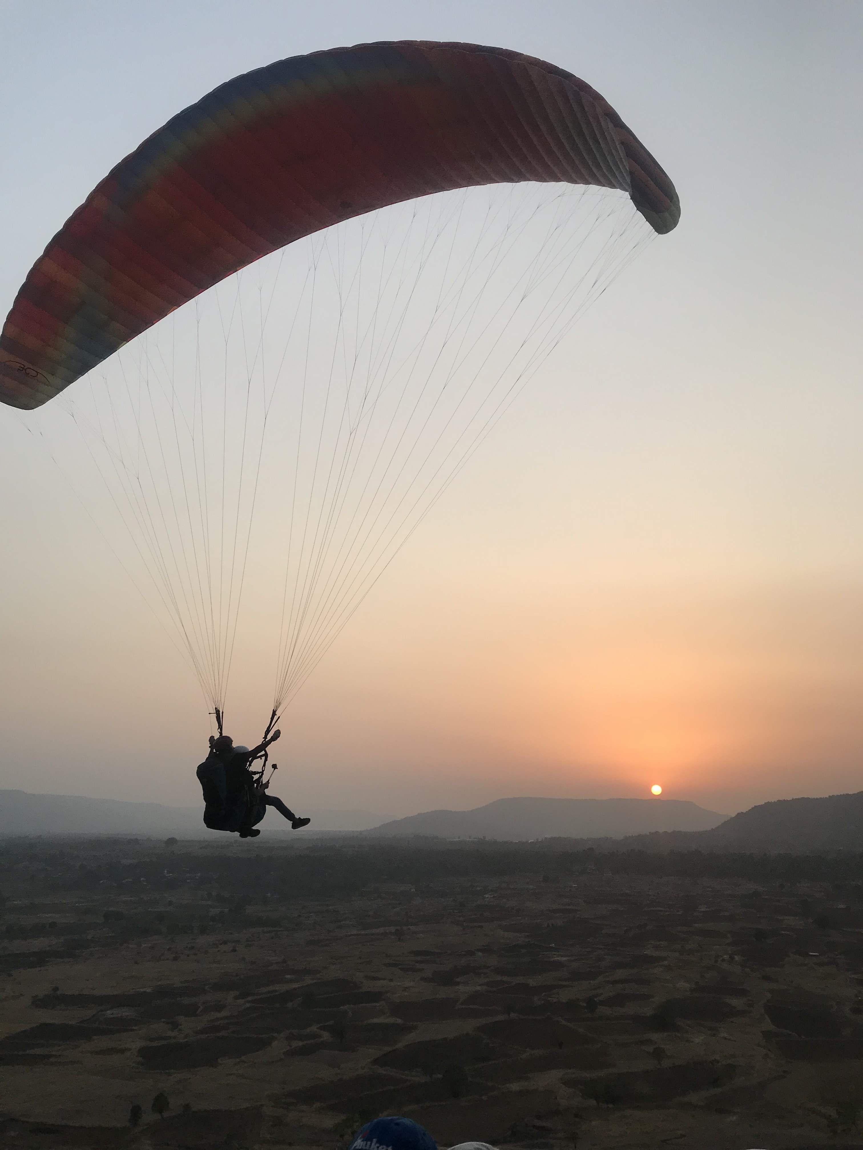 Paragliding,Parachute,Air sports,Parachuting,Sky,Windsports,Air travel,Horizon,Morning,Powered paragliding