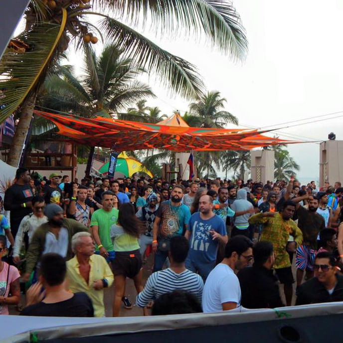 Crowd,People,Event,Community,Festival,Public event,Fun,Party,Block party,Tree