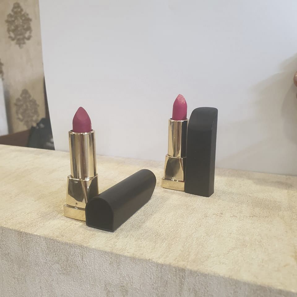 Lipstick,Cosmetics,Red,Beauty,Pink,Material property,Beige,Tints and shades,Cylinder