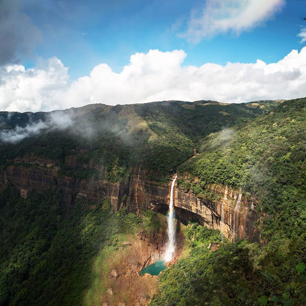 Natural landscape,Nature,Waterfall,Water resources,Sky,Water,Vegetation,Nature reserve,Mountainous landforms,Wilderness