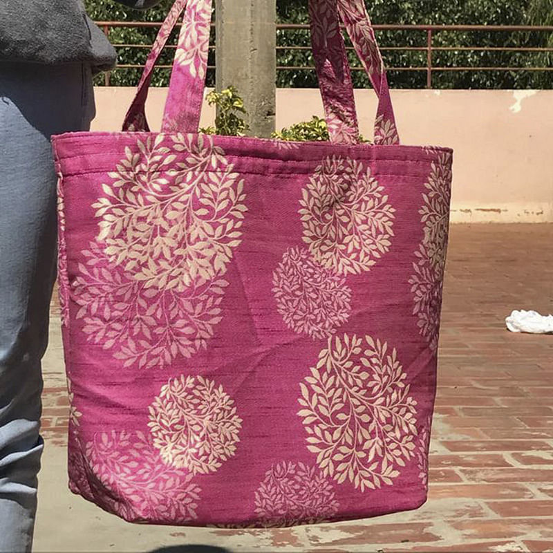 Handbag,Bag,Pink,Shoulder bag,Magenta,Purple,Tote bag,Fashion accessory,Lilac,Hand luggage