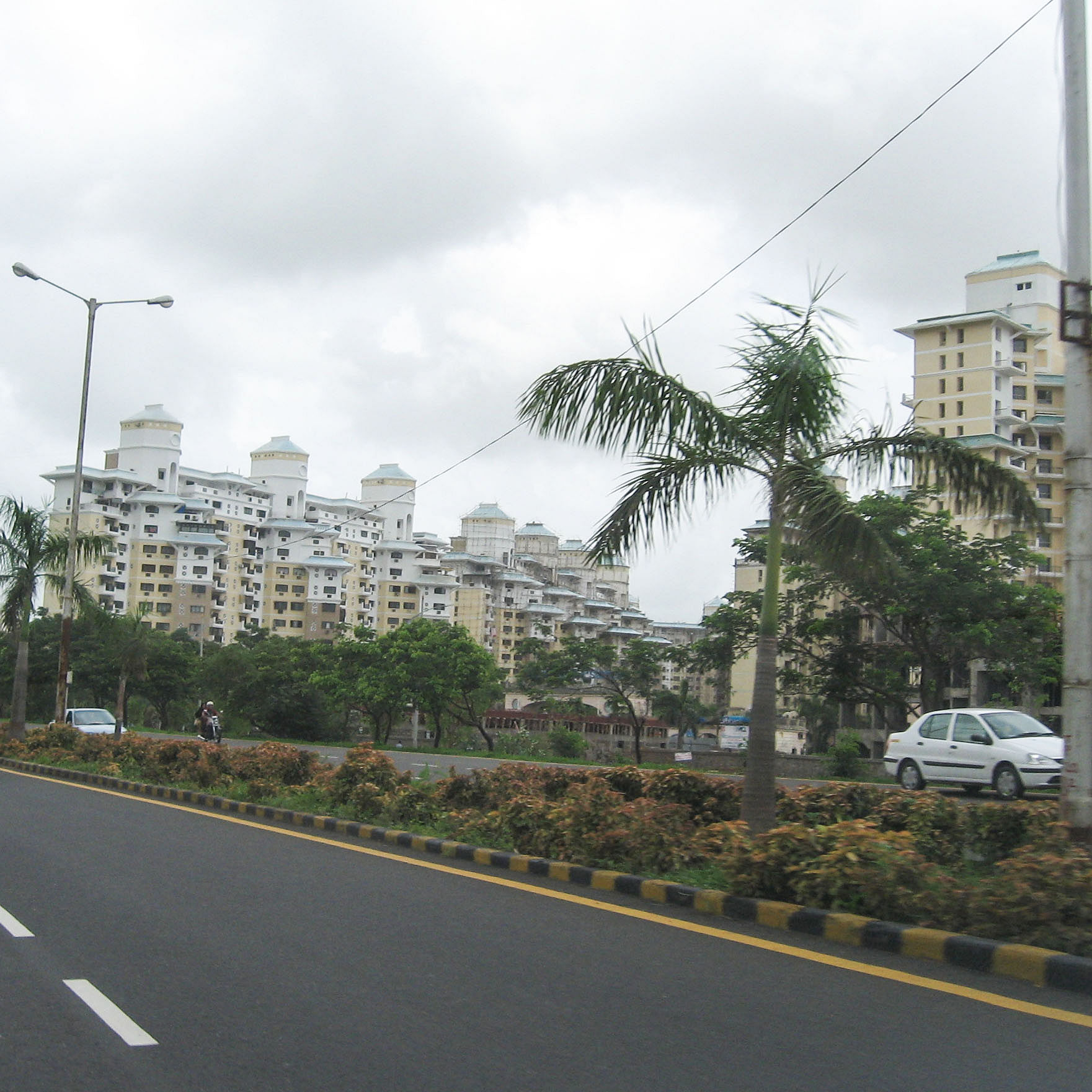 Residential area,Urban area,Metropolitan area,Atmospheric phenomenon,Tree,Vegetation,Road,Neighbourhood,Suburb,Sky