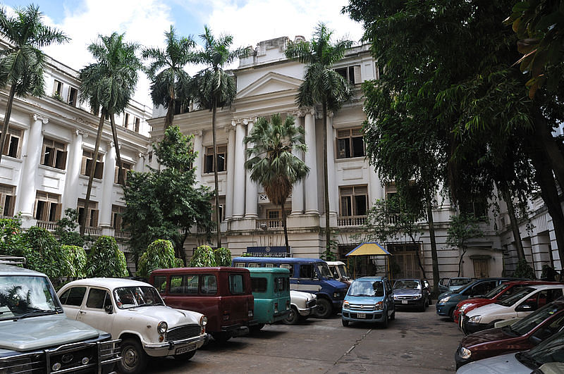 Vehicle,Motor vehicle,Car,Neighbourhood,Town,Architecture,Building,Urban area,Street,Mixed-use