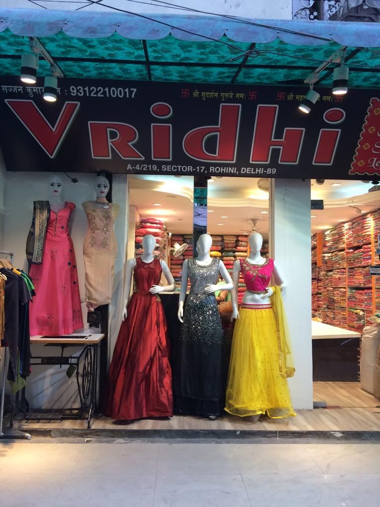 Boutique,Dress,Fashion,Display window,Gown,Formal wear,Event,Fashion design,Retail,Building