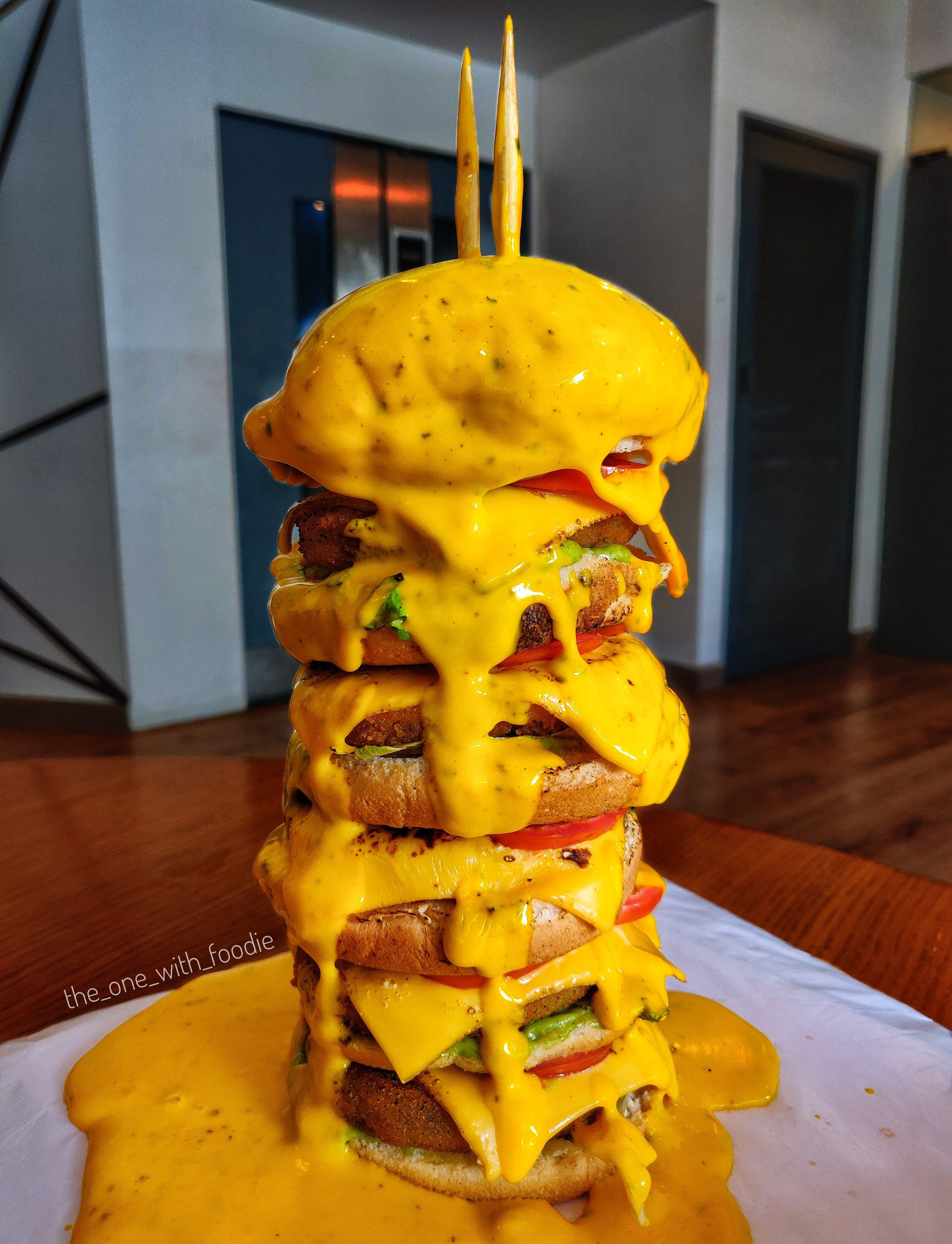 Junk food,Cheeseburger,Yellow,Hamburger,Fast food,Food,Finger food,Dish,Cuisine,American food