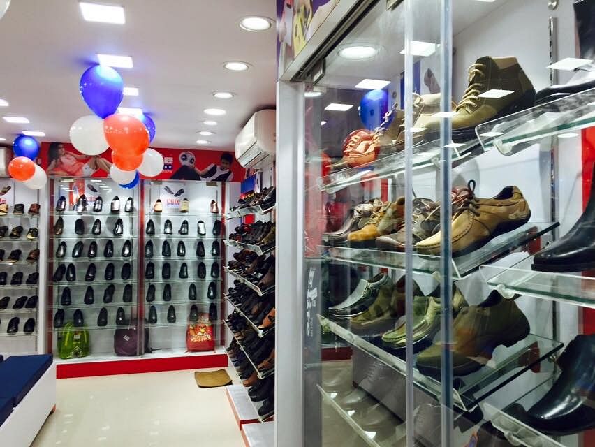 Footwear,Outlet store,Building,Shoe store,Retail,Shoe,Sportswear,Room,Athletic shoe,Interior design