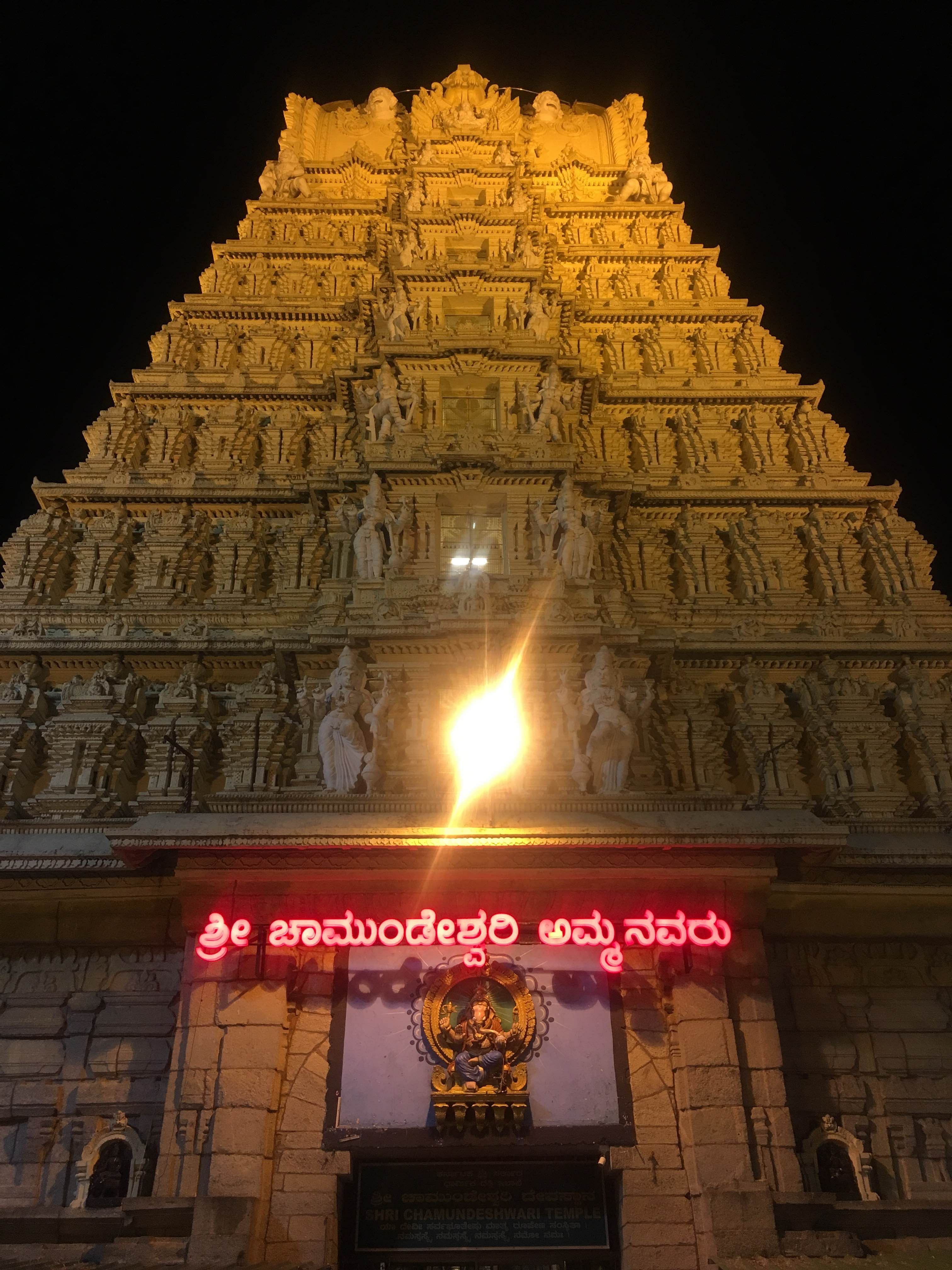 Landmark,Hindu temple,Historic site,Temple,Night,Place of worship,Building,Temple,Architecture,Ancient history