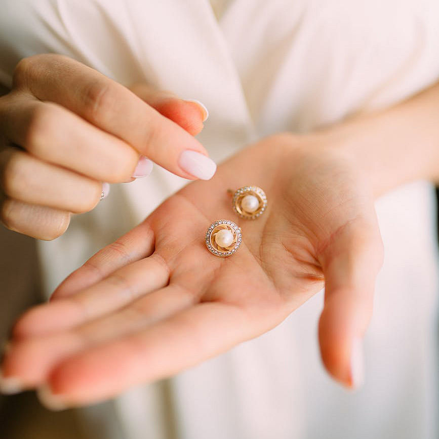 Hand,Finger,Pearl,Skin,Nail,Yellow,Ring,Jewellery,Fashion accessory,Gesture