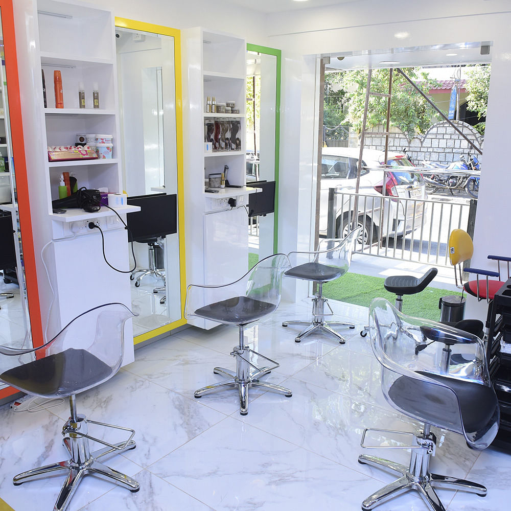 Beauty salon,Interior design,Furniture,Building,Office chair,Room,Office,Chair,Design,Salon