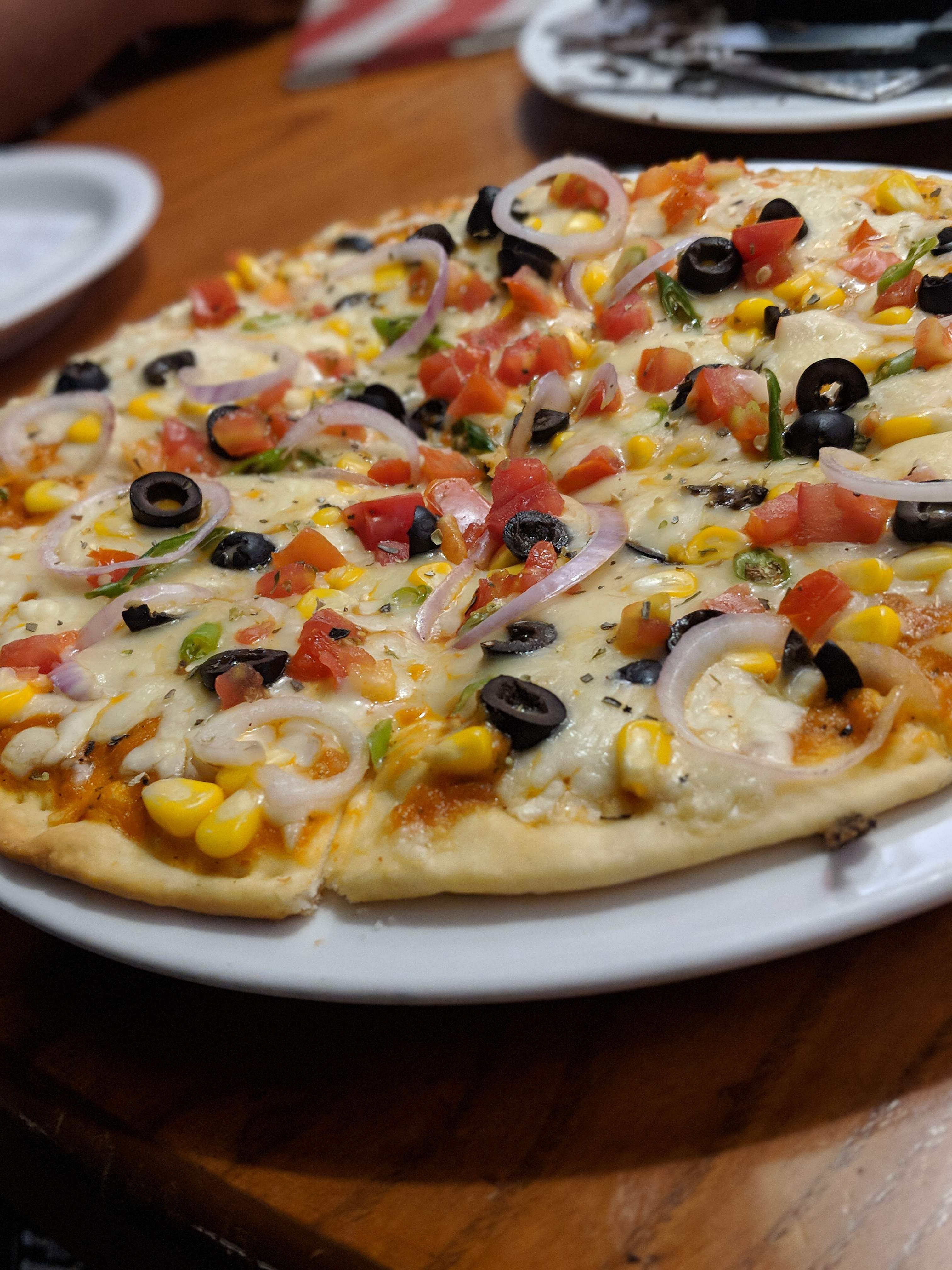 Dish,Food,Cuisine,Pizza,Pizza cheese,California-style pizza,Ingredient,Flatbread,Tarte flambée,Junk food