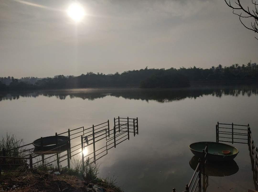 Sky,Water,Nature,Reflection,Lake,Reservoir,Natural landscape,Light,Atmospheric phenomenon,Loch