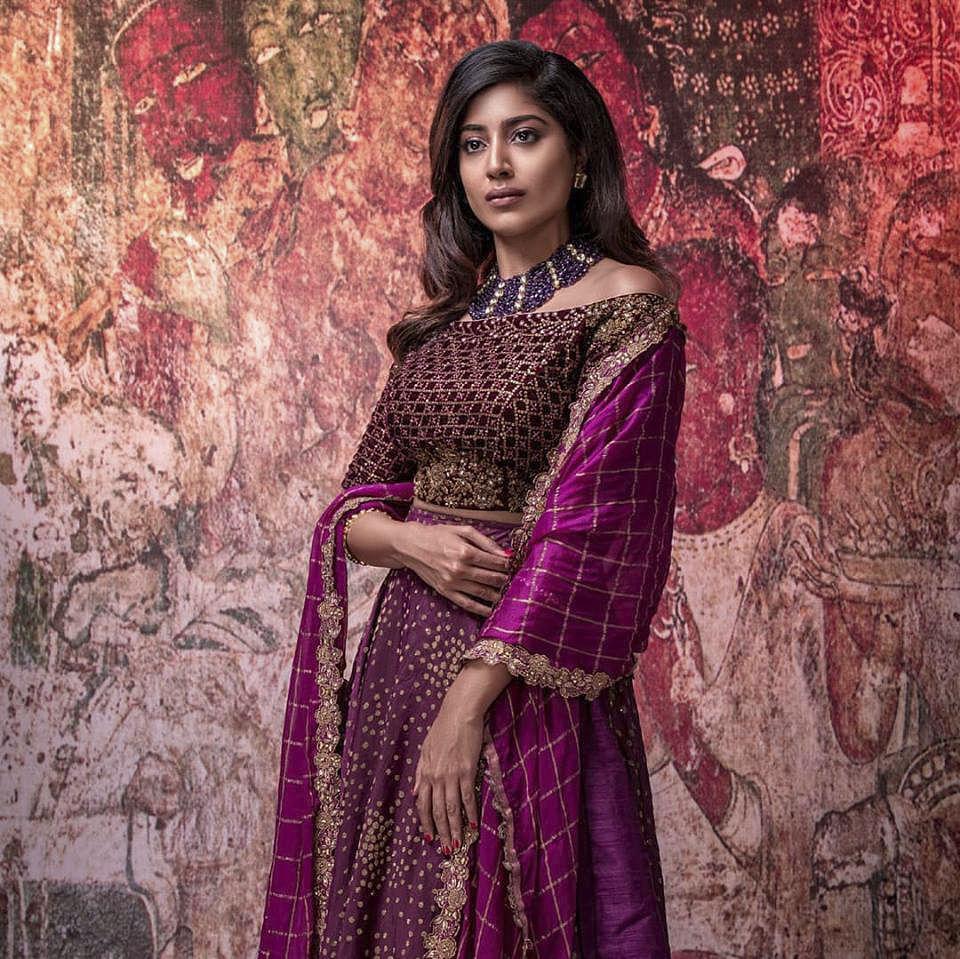 Clothing,Sari,Maroon,Magenta,Purple,Pink,Formal wear,Beauty,Textile,Photo shoot