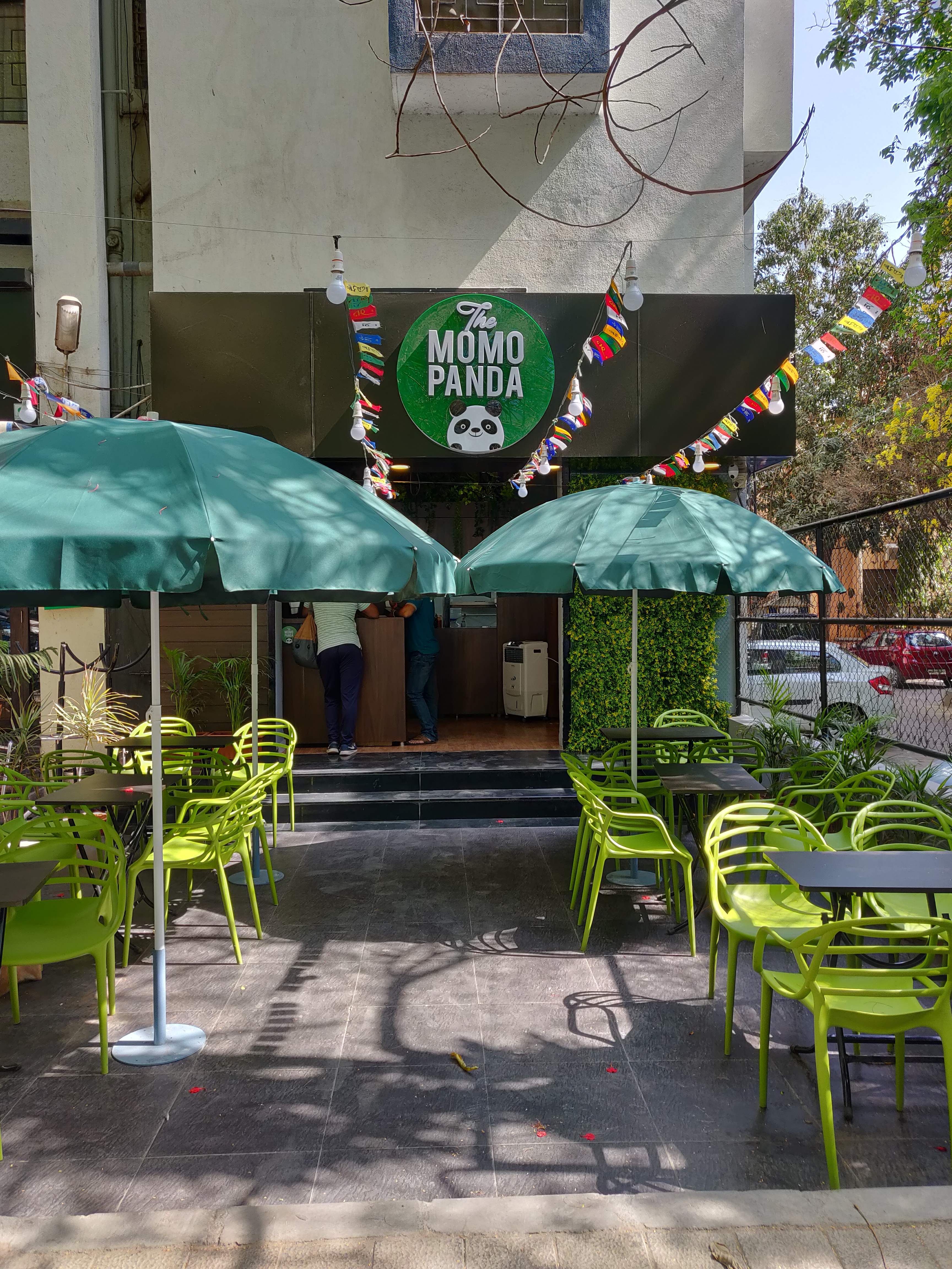 Green,Public space,Leaf,Urban area,Table,Building,Chair,Furniture,Shade,Neighbourhood