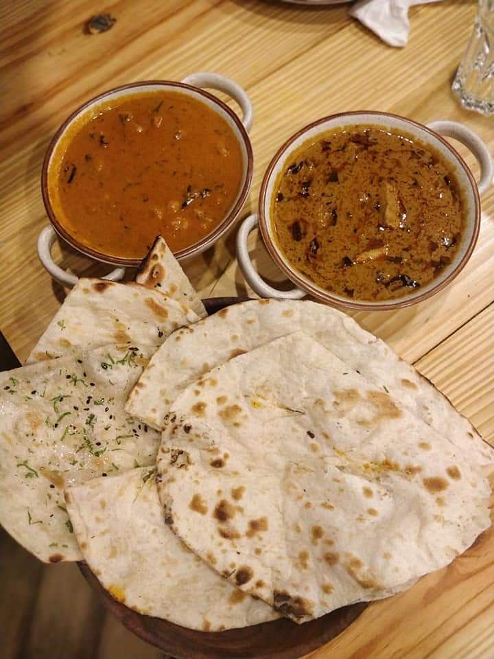 Dish,Food,Cuisine,Naan,Ingredient,Roti,Chapati,Punjabi cuisine,Indian cuisine,Bhakri