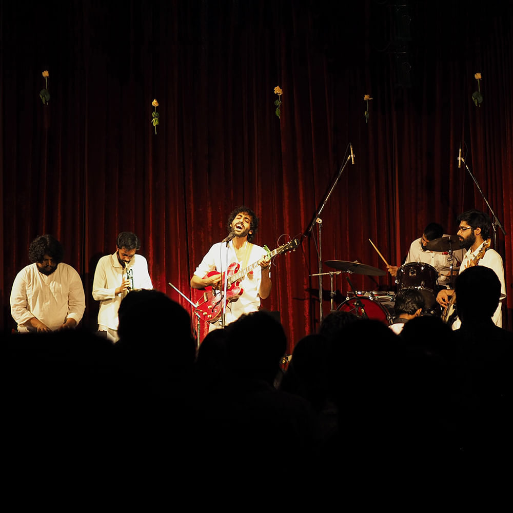 Music,Musical instrument,Entertainment,Performance,String instrument,String instrument,Stage,Performing arts,Performance art,Plucked string instruments