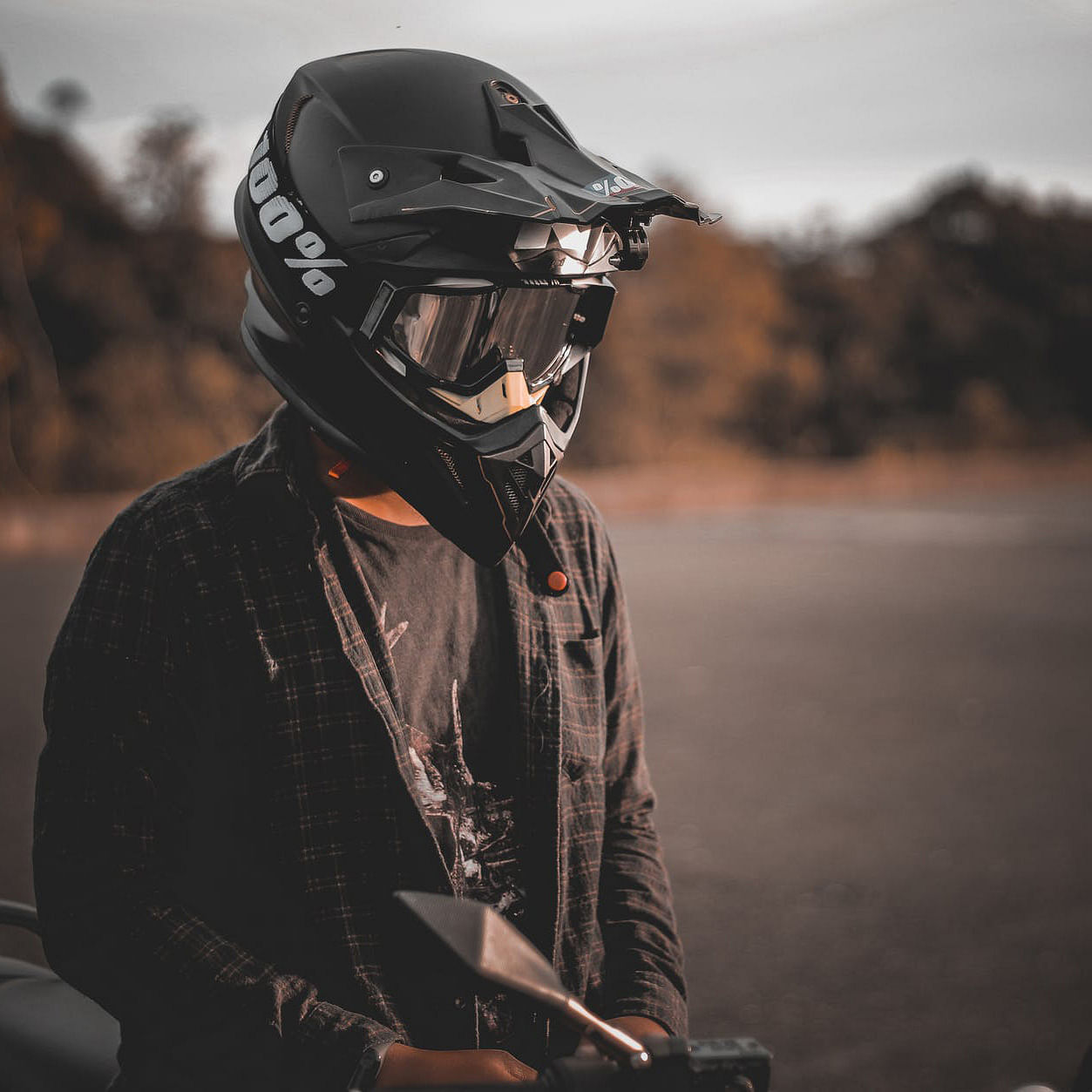 Helmet,Motorcycle helmet,Personal protective equipment,Sports gear,Headgear,Vehicle,Motorcycle,Outerwear,Sports equipment