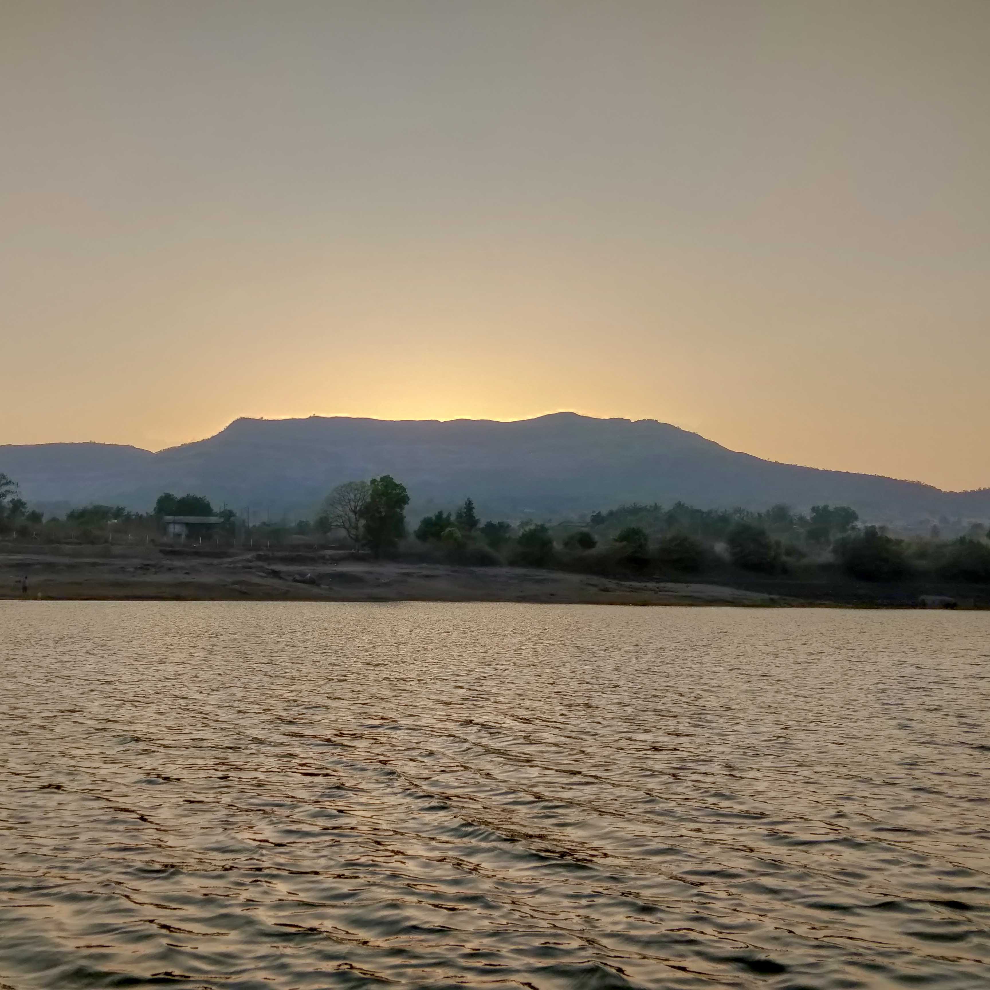 Body of water,Sky,Horizon,Water,Water resources,Lake,Loch,Afterglow,Lake district,Sea