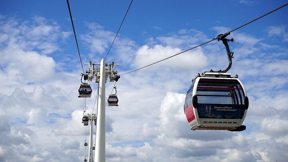 Cable car,Cable car,Sky,Vehicle,Transport,Mode of transport,Public utility,Cloud