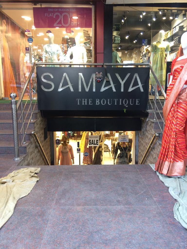 Fashion,Flooring,Banner,Floor,Carpet,Building,Boutique,Advertising,Interior design,Furniture