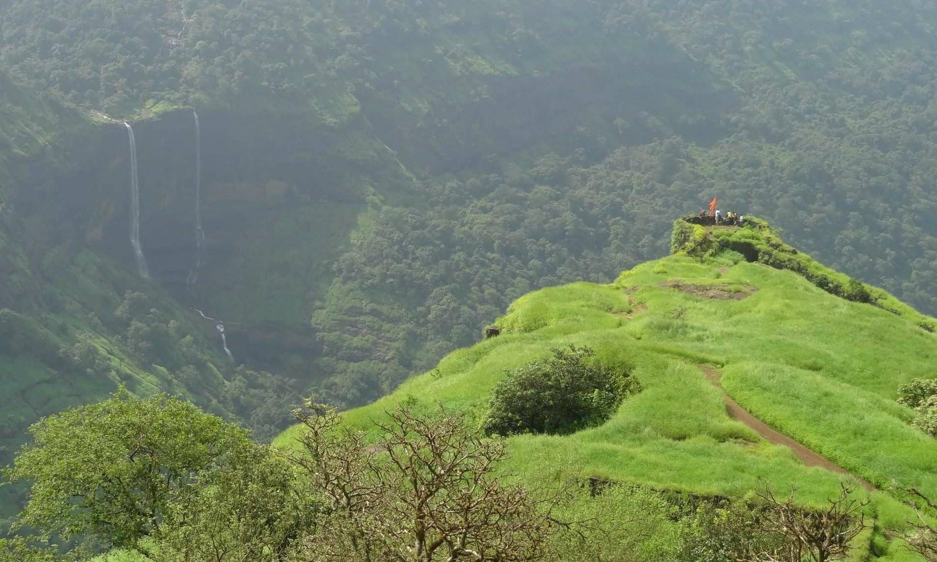 Hill station,Highland,Vegetation,Mountainous landforms,Natural landscape,Mountain,Hill,Ridge,Landscape,Mount scenery