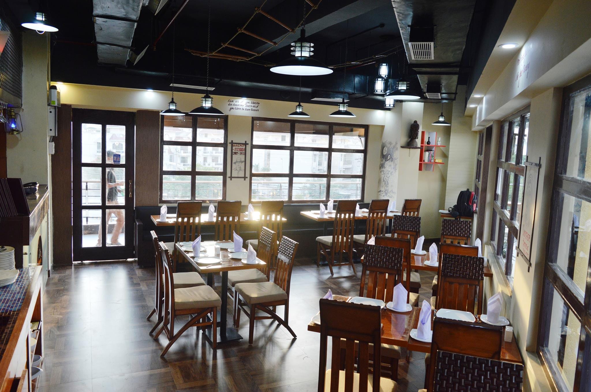 Restaurant,Building,Room,Café,Table,Cafeteria,Interior design,Coffeehouse,Architecture,Furniture