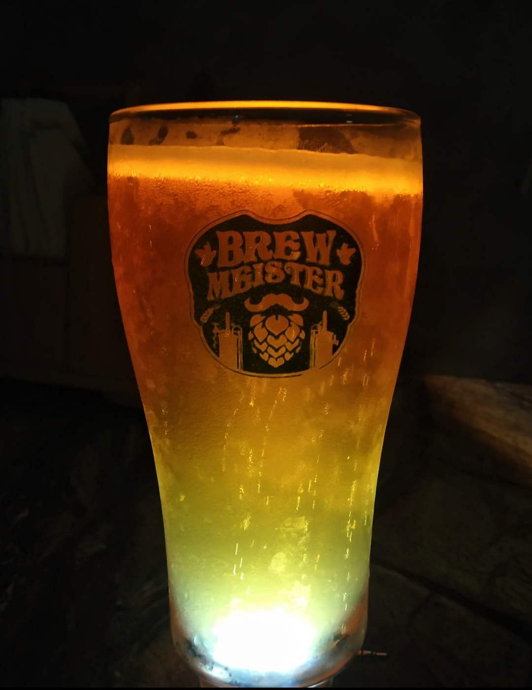 Pint glass,Beer glass,Drink,Light,Pint,Beer,Lager,Glass,Highball glass,Drinkware