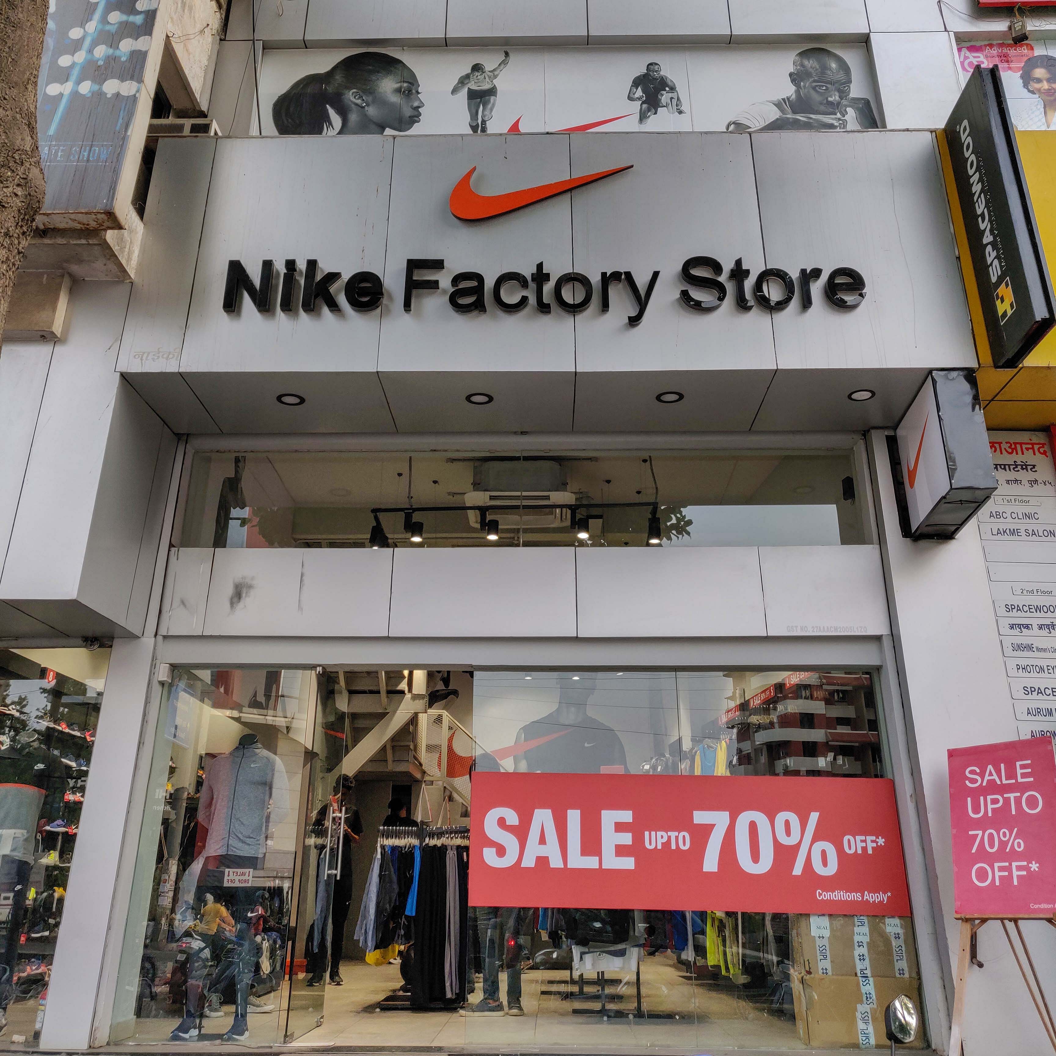 Nike factory outlet baner on sale