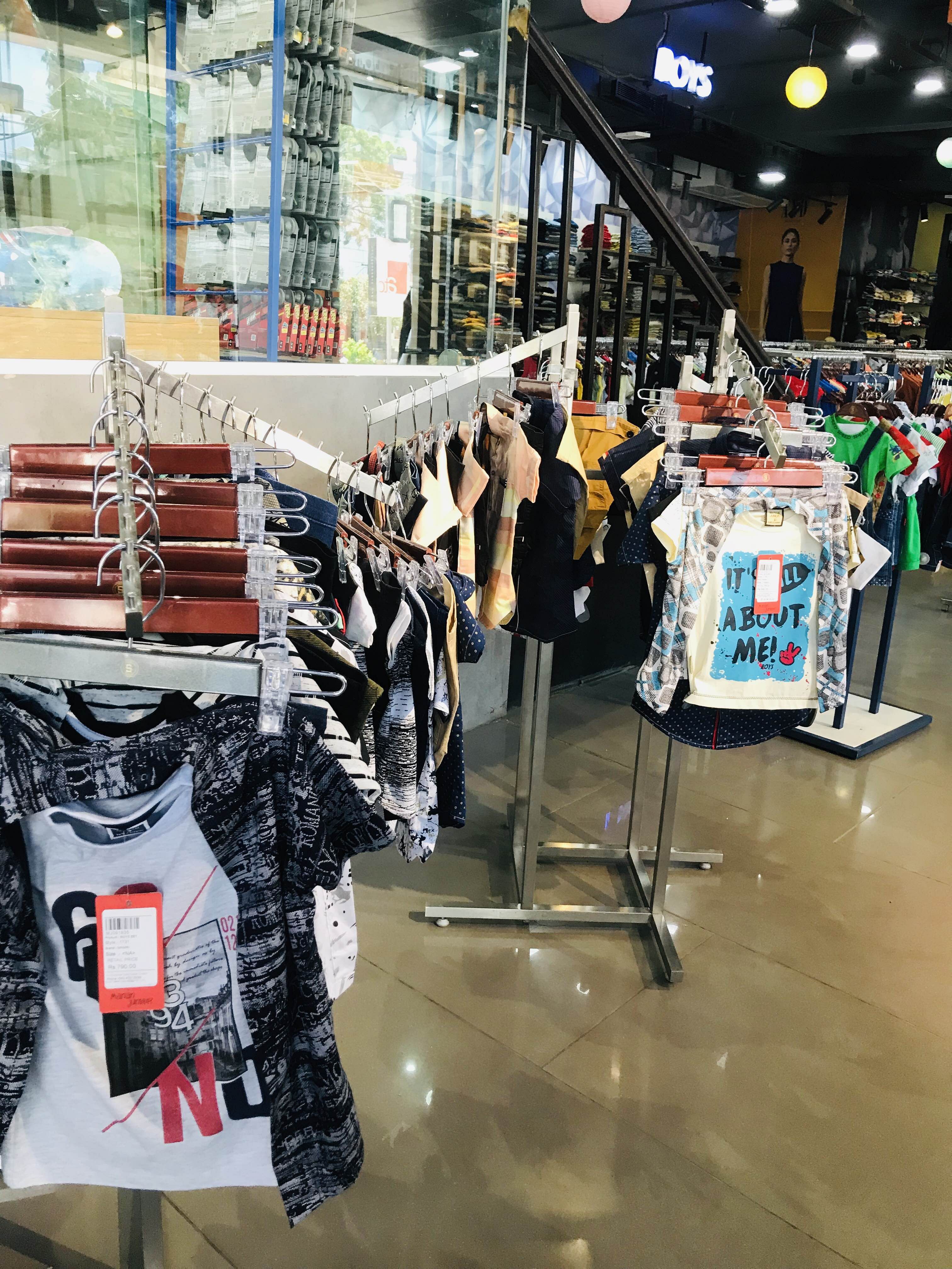 Product,Outlet store,Shopping mall,Shopping,Retail,Footwear,Boutique,T-shirt,Event,Building