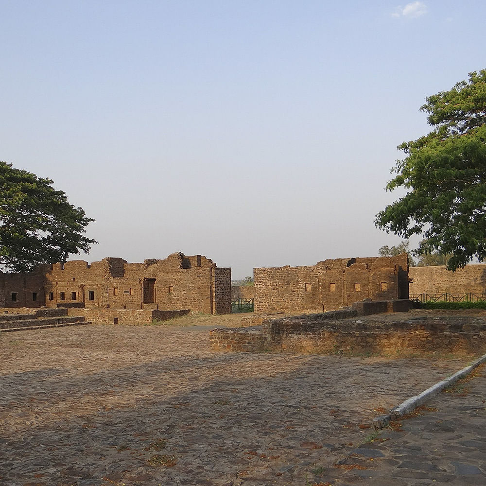 Wall,Fortification,Ruins,Historic site,Ancient history,History,Archaeological site,Building,Landscape,Tourism