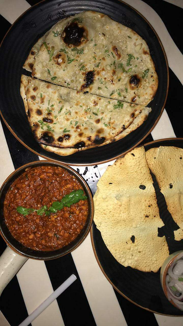 Food,Dish,Cuisine,Ingredient,Roti,Flatbread,Chapati,Naan,Indian cuisine,Paratha