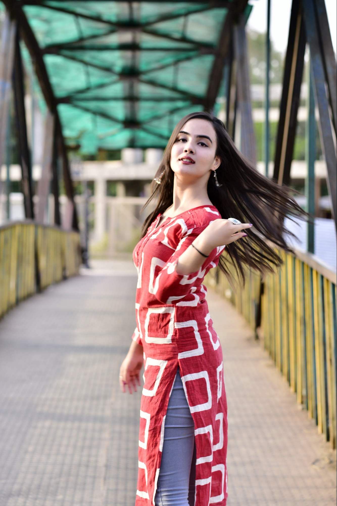 Clothing,Fashion model,Beauty,Dress,Lady,Red,Street fashion,Shoulder,Skin,Pink