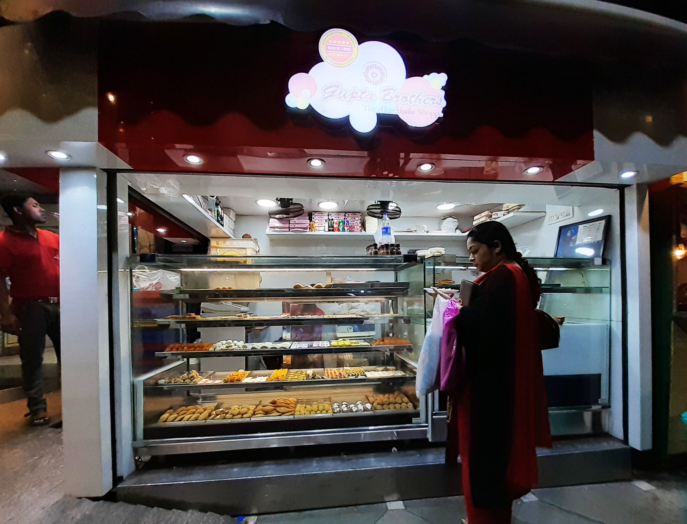 Bakery,Display case,Fast food,Food,Building,Snack,Pastry,Cuisine