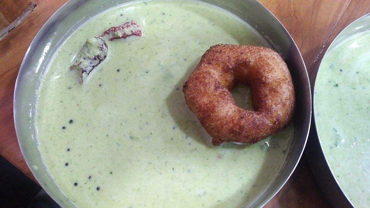 Dish,Food,Cuisine,Bagel,Ingredient,Vada,Produce,Doughnut,South Indian cuisine,Fried food