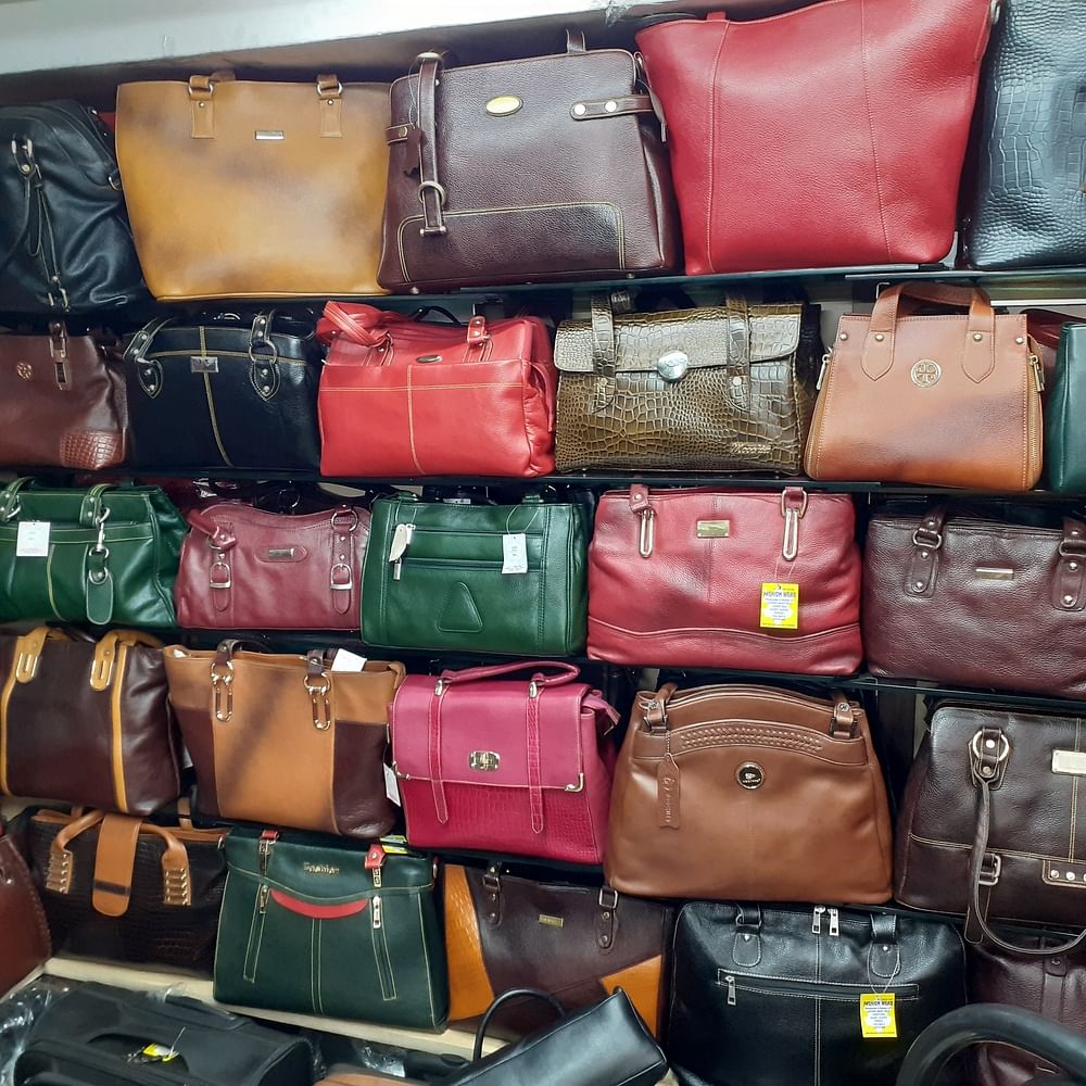 Bag,Baggage,Leather,Hand luggage,Material property,Fashion accessory,Luggage and bags,Handbag